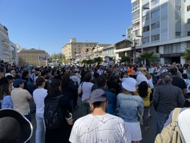 Inusual protesta de antivacunas en Viña del Mar: "Mentira, mentira, sáquese la mascarilla"