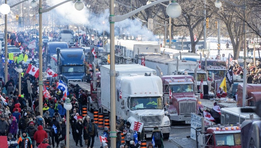 Protesta de camioneros contra la vacuna obligatoria origina un caos en Canadá