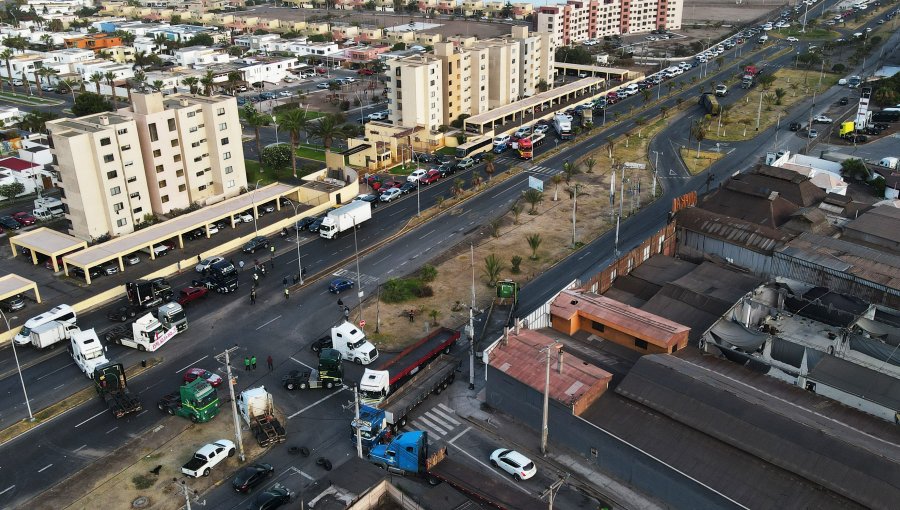 Camiones bloquean rutas para entrar y salir de Iquique en jornada de protesta por la crisis migratoria, sanitaria y de delincuencia