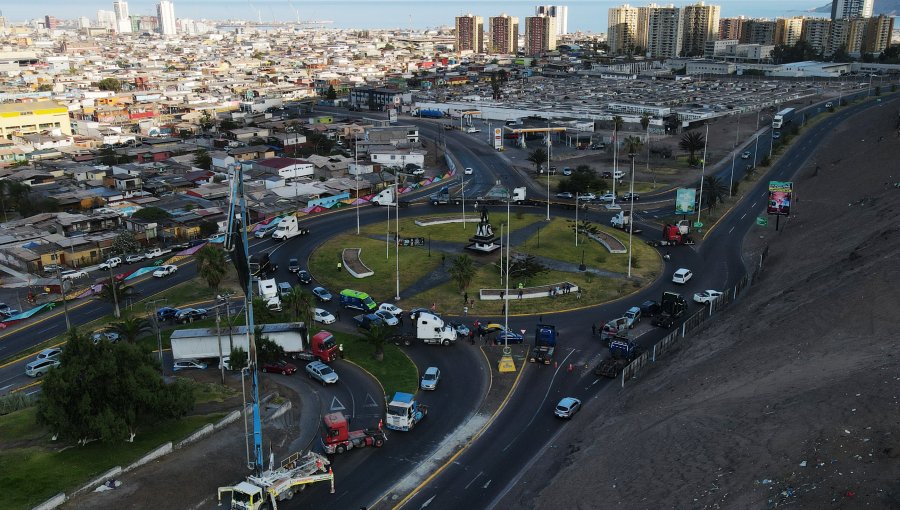 Alcalde de Iquique defiende el paro general: "El gobierno no quiso escuchar, lo guardó debajo de la alfombra"