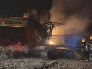 Investigan intencionalidad en incendio que destruyó una máquina retroexcavadora en zona rural de Temuco