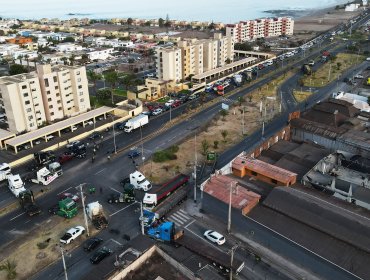 Camiones bloquean rutas para entrar y salir de Iquique en jornada de protesta por la crisis migratoria, sanitaria y de delincuencia