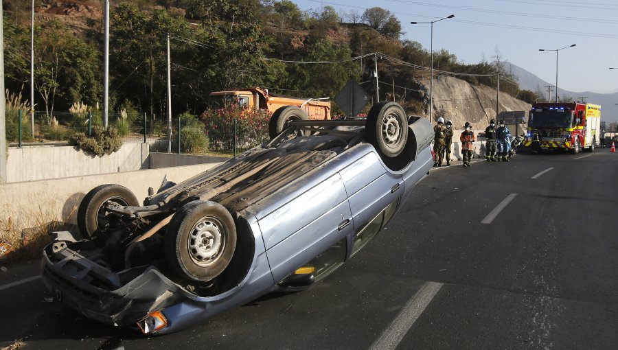 Vehículo termina volcado en la avenida Los Conquistadores de Providencia