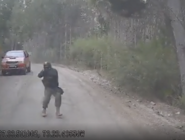 Registro audiovisual muestra a encapuchado encañonando a camionero en Trongol Bajo