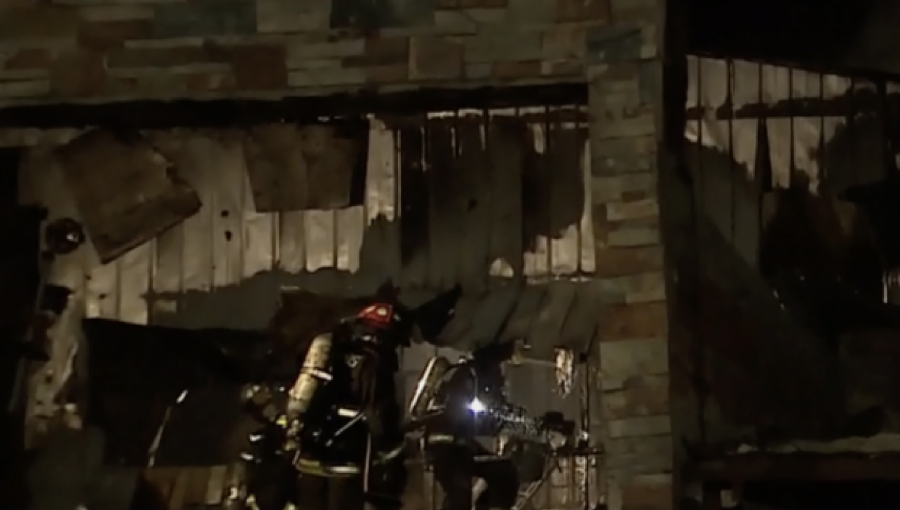 Violento incendio afectó a dos casas y una bodega en La Florida: siete personas resultaron lesionadas