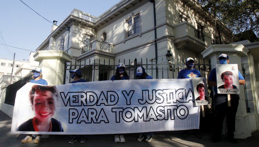 Madre del pequeño Tomás Bravo acudió a «La Moneda chica» para entregarle una carta a Gabriel Boric y pedirle un pronunciamiento