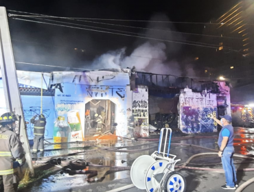 Reactivación de incendio en Quinta Normal deja seis inmuebles afectados y 15 damnificados