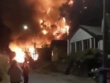 Declaran Alerta Roja para Puqueldón, Pelluhue y Chanco por sendos incendios forestales
