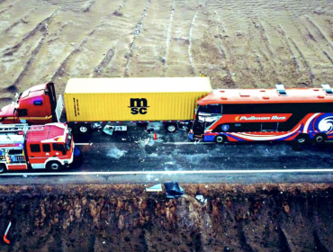 Violento choque entre un bus y un camión dejó a 16 personas lesionadas en Iquique