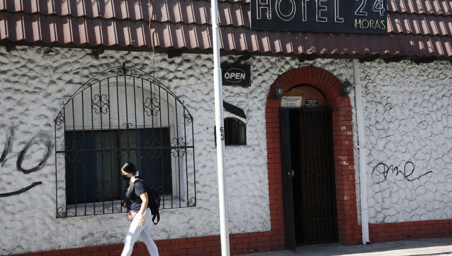 Homicidio frustrado en motel de Santiago: Mujer fue baleada por hombre con el que ingresó al inmueble