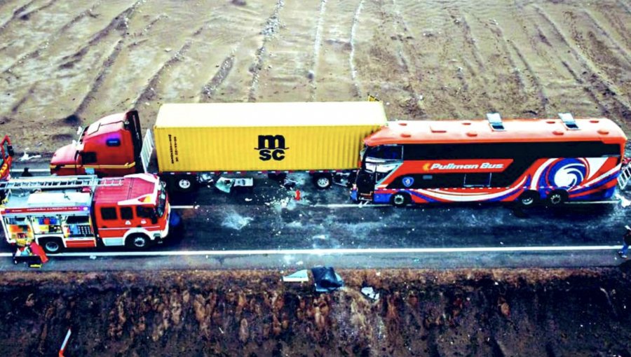 Violento choque entre un bus y un camión dejó a 16 personas lesionadas en Iquique