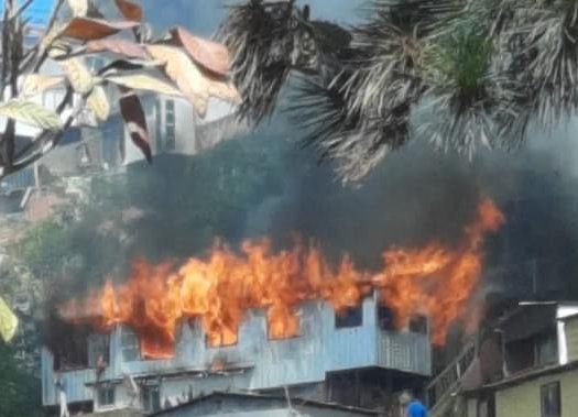 Violento siniestro en Cerro Cordillera deja una casa completamente destruida