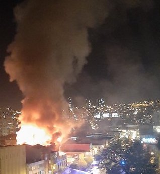Incendio de grandes proporciones afecta al centro de Valparaíso a la altura del parque Italia