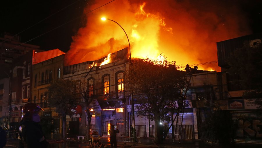 Al menos 13 locales comerciales dañados fue el saldo de Incendio en centro de Valparaíso