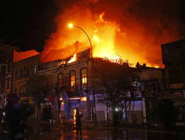 Al menos 13 locales comerciales dañados fue el saldo de Incendio en centro de Valparaíso