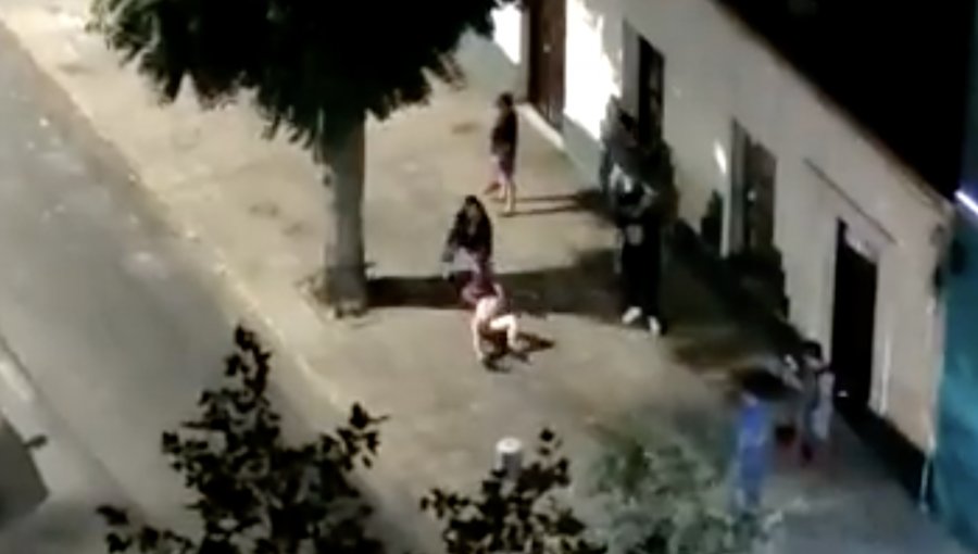 Sujeto fue golpeado y desnudado en confusa detención ciudadana en Parque Los Reyes de Santiago