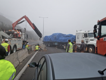 Accidente de tránsito origina un verdadero caos vial en la ruta Las Palmas de Viña del Mar: tránsito suspendido en ambos sentidos