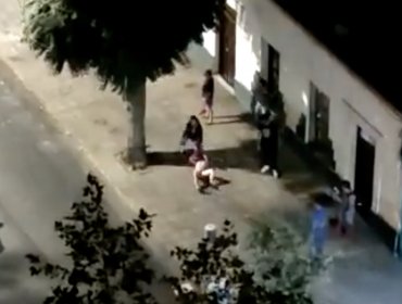 Sujeto fue golpeado y desnudado en confusa detención ciudadana en Parque Los Reyes de Santiago