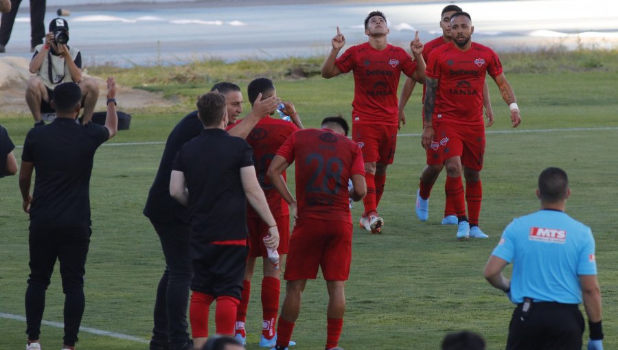 Ñublense lo dió vuelta desde la banca y se impuso a Audax Italiano