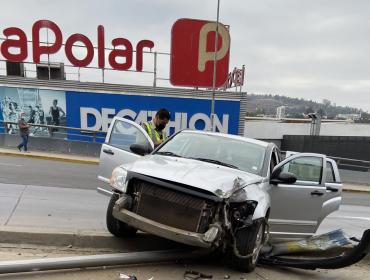Automóvil choca contra un poste y origina alta congestión en la subida Alessandri de Viña del Mar
