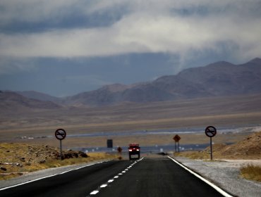 Detienen a chofer ebrio que volcó su camión mientras transportaba migrantes en Iquique