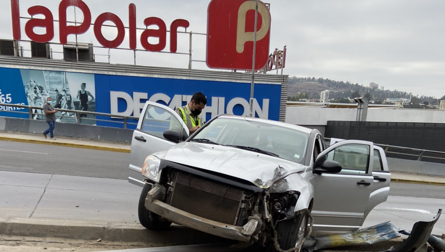 Automóvil choca contra un poste y origina alta congestión en la subida Alessandri de Viña del Mar