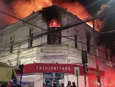 Incendio consume local comercial en el casco histórico de Curicó y lo deja al borde del derrumbe