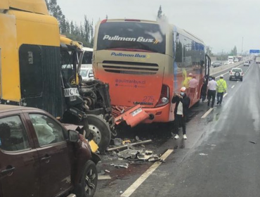 Colisión múltiple en la ruta Santiago - San Antonio involucra a camión y bus interurbano