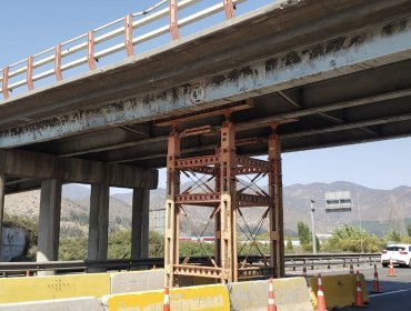 Vigas fracturadas dejan con inminente riesgo de derrumbe a puente de la ruta 5 Norte en Hijuelas