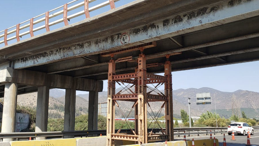 Vigas fracturadas dejan con inminente riesgo de derrumbe a puente de la ruta 5 Norte en Hijuelas
