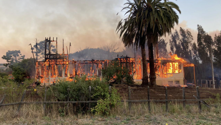 Incendio destruye casa familiar del diputado Diego Paulsen: parlamentarios acusan intencionalidad y terrorismo