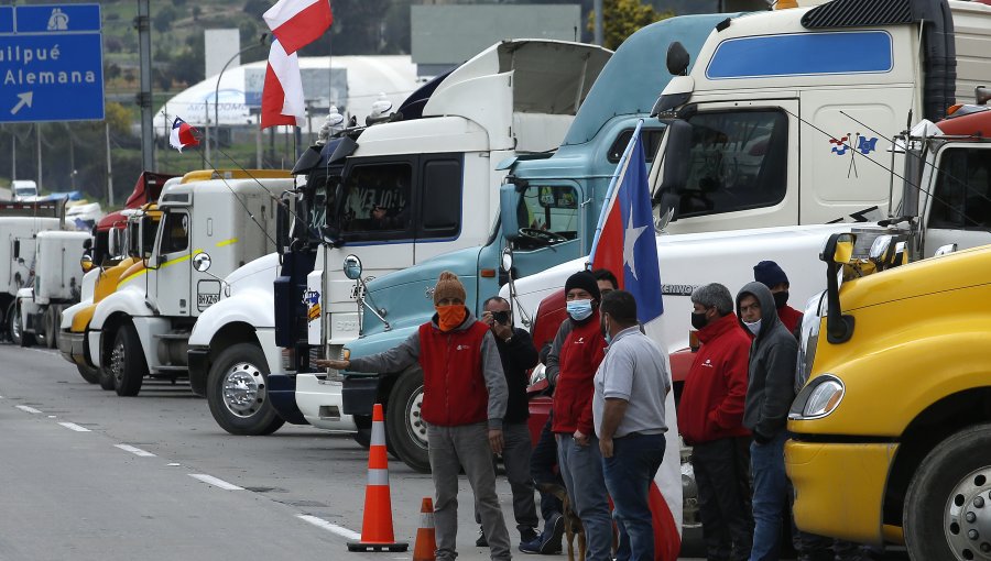 Manifestaciones en Iquique y Antofagasta provocan cancelación de vuelos