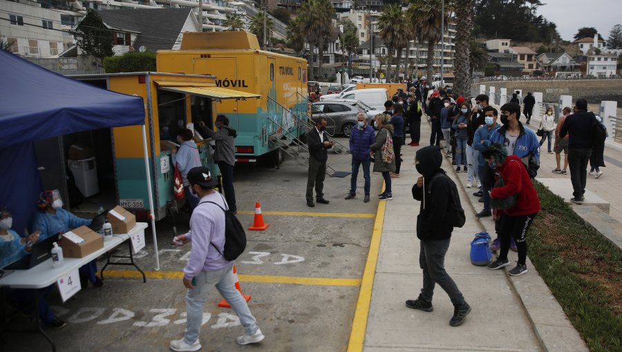 Tres de cada 10 personas que se toman un PCR en la región de Valparaíso dieron positivo por Covid-19