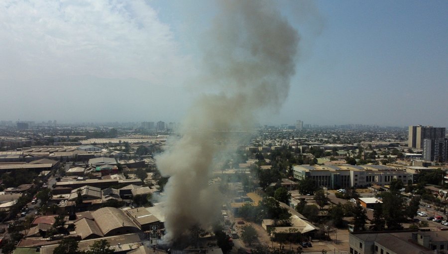 Incendio que afectó a fábrica de plásticos en San Miguel se encuentra circunscrito