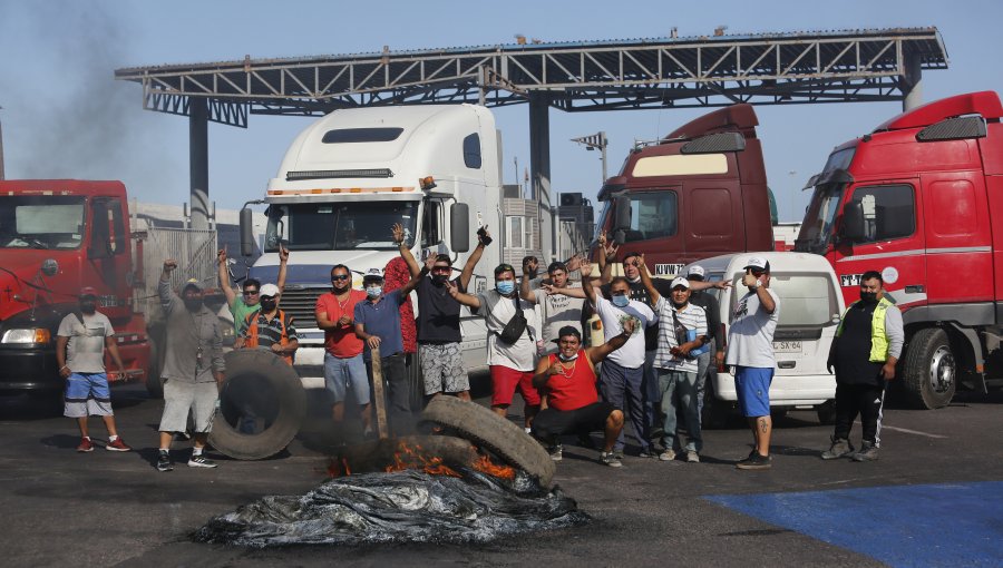 Inminente bloqueo de camioneros a los puertos de Valparaíso y San Antonio en protesta a asesinato en Antofagasta