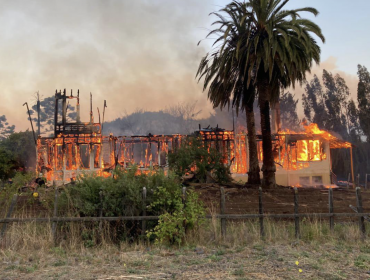 Incendio destruye casa familiar del diputado Diego Paulsen: parlamentarios acusan intencionalidad y terrorismo