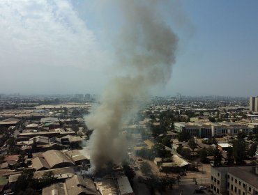 Incendio que afectó a fábrica de plásticos en San Miguel se encuentra circunscrito