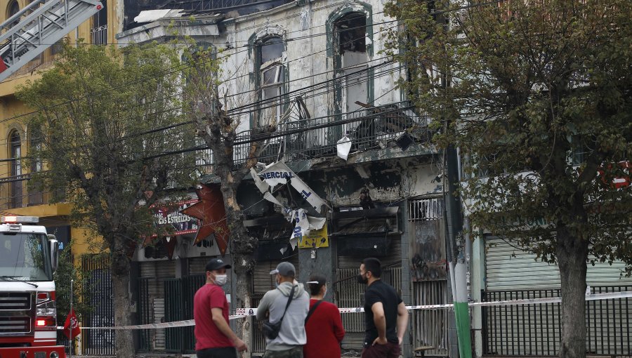 Se desploma fachada de edificio incendiado en el centro de Valparaíso