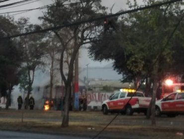 Nuevo atentado contra Bus del Transantiago: Queman máquina en Villa Francia