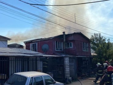 5 viviendas afectadas y un bombero herido en incendio en Valdivia