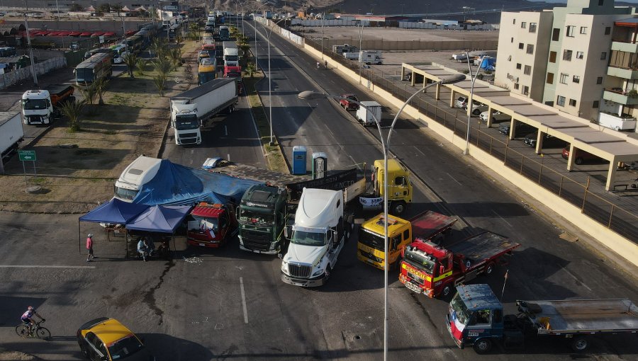 Camioneros de Antofagasta e Iquique deponen el paro y levantarán el bloqueo tras funeral de colega asesinado