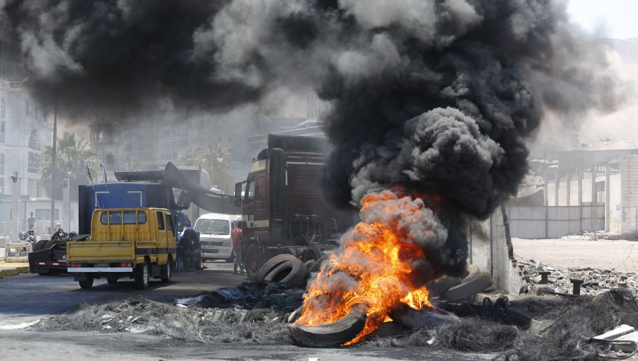 Camioneros de Antofagasta terminaron de desbloquear sector de La Negra