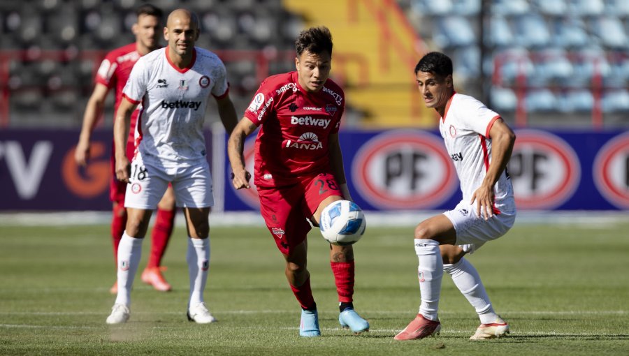 Calera aguantó la desventaja numérica y firmó un apagado empate con Ñublense