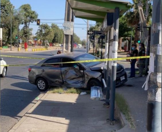 Delincuentes chocan con paradero en Conchalí luego de robar millonaria cifra a una familia