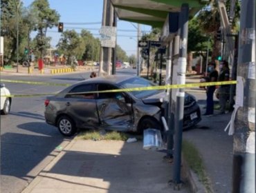 Delincuentes chocan con paradero en Conchalí luego de robar millonaria cifra a una familia