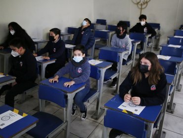 Alcaldesa de Santiago confirma apertura de liceos y colegios para las clases presenciales en marzo