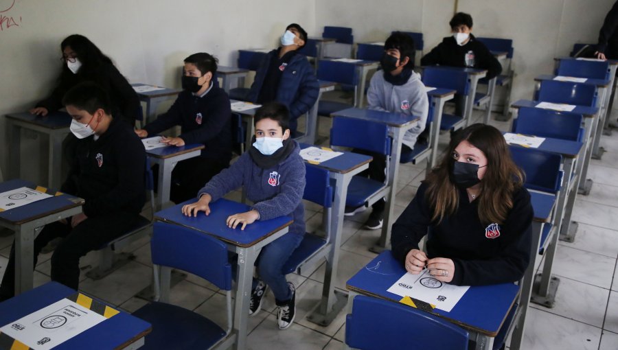 Alcaldesa de Santiago confirma apertura de liceos y colegios para las clases presenciales en marzo