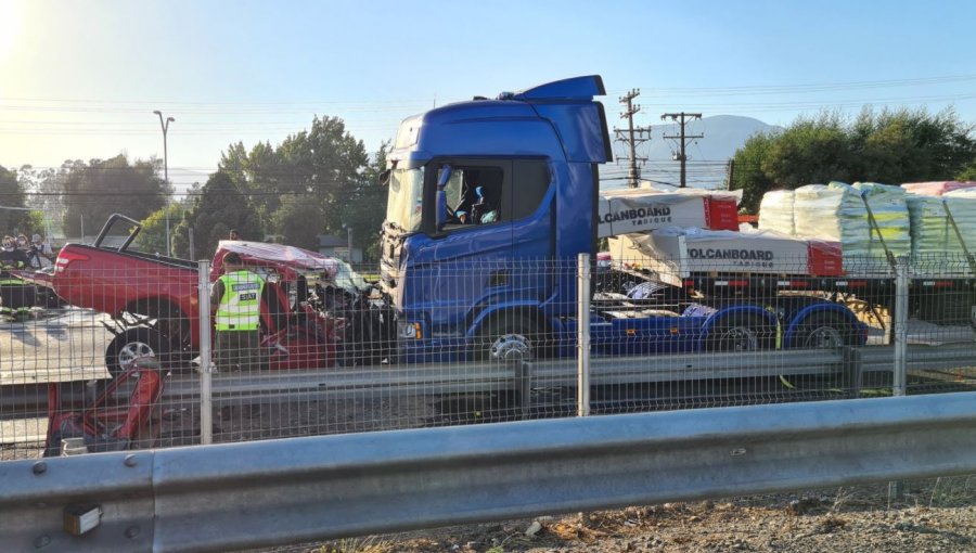Choque entre dos autos y un camión deja tres fallecidos en Ruta 5 Sur