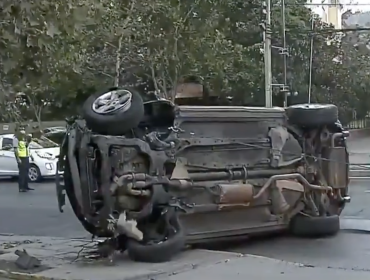 Automóvil termina volcado en Vitacura: su conductor habría estado bajo los efectos del alcohol