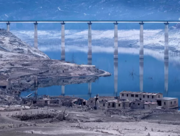 La historia del "pueblo fantasma" que emergió desde el agua en España